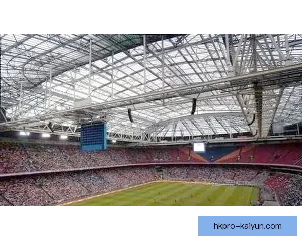 荷甲球迷狂热的现场氛围持续升温，比赛热情引发关注